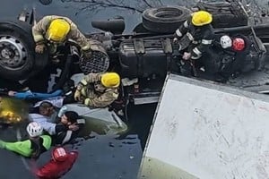 Uno de los que viaja en la cabina fue trasladado en estado reservado a un centro de salud local.