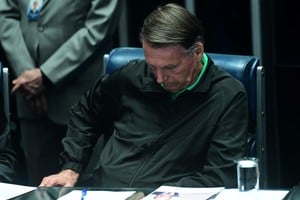 (250717) -- BRASILIA, 17 julio, 2025 (Xinhua) -- El expresidente brasileño, Jair Bolsonaro, reacciona mientras asiste a una sesión especial en el Senado, en Brasilia, Brasil, el 17 de julio de 2025. Bolsonaro reiteró el jueves que es "inocente" y calificó como una "injusticia" el dictamen de la Procuraduría General de la República, que solicitó esta semana al Supremo Tribunal Federal su condena por intento de golpe de Estado. (Xinhua/Lucio Tavora) (lt) (jg) (ah) (vf)