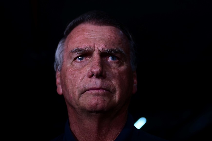 (250718) -- BRASILIA 18 julio, 2025 (Xinhua) -- El expresidente brasileño, Jair Bolsonaro, acusado por la justicia brasileña de participar en un presunto intento de golpe de Estado en 2022, reacciona mientras habla con representantes de los medios de comunicación al salir de la sede del Partido Liberal luego de que acudió a la sede de la Policía Penal donde le fue colocada una tobillera electrónica para ser monitoreado, en Brasilia, Brasil, el 18 de julio de 2025. Bolsonaro deberá utilizar una tobillera electrónica para ser monitoreado y no podrá acceder a redes sociales por orden del Supremo Tribunal Federal, instancia que también ordenó el viernes una operación de registro e incautación en su residencia en la ciudad de Brasilia y en la sede del Partido Liberal. (Xinhua/Lucio Tavora) (lt) (jg) (da) (vf)
