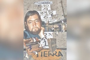 Julio Cortázar (1914-1984), publicó su novela "Rayuela" en el año 1963. El escritor mexicano Carlos Fuentes lo recordó como un hombre con "la mirada inocente en espera del regalo visual incomparable". Crédito: Collage F.U.