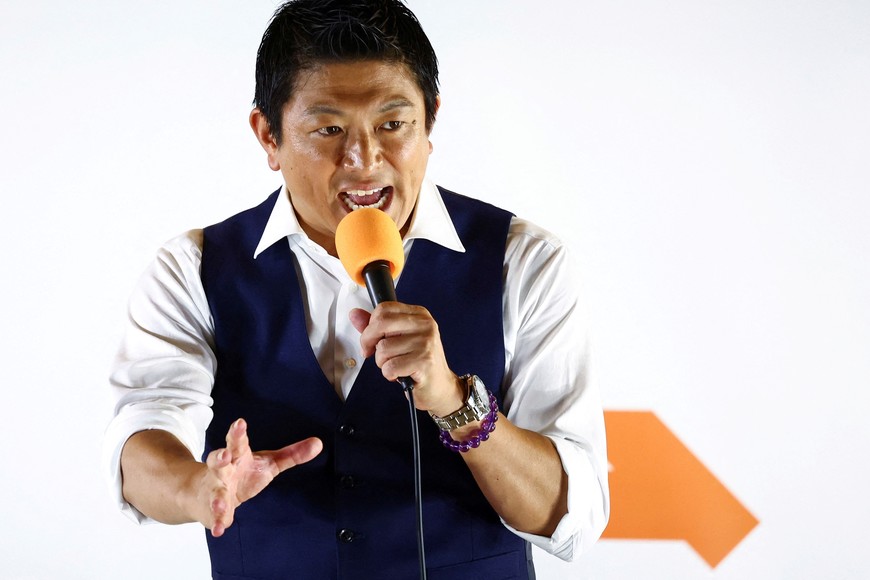 Japan's Sanseito party leader Sohei Kamiya speaks to supporters during the party's election campaign tour, on the last day of campaigning for the July 20 upper house election, at Shiba Park in Tokyo, Japan July 19, 2025.  REUTERS/Issei Kato