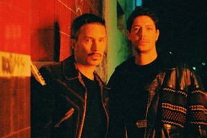 Emmanuel Horvilleur y Julián Kartún en la portada del single “En la moto”.