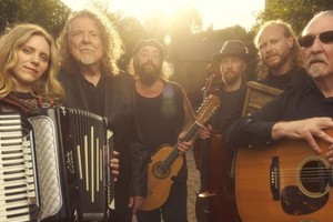 Saving Grace: Suzi Dian, Robert Plant, Matt Worley, Barney Morse, Oli Jefferson y Tony Kelsey.