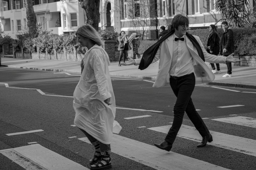 Javier Parisi en el cruce peatonal de Abbey Road