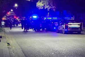 Personal policial trabajó en la escena del crimen en calle Virasoro al 1900. Foto: Gentileza.