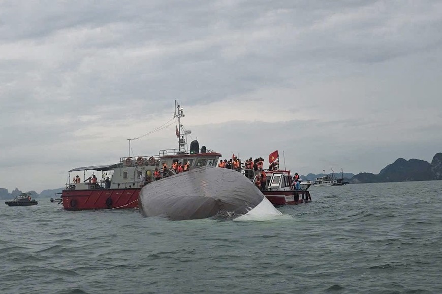 (250719) -- HANOI, 19 julio, 2025 (Xinhua) -- Rescatistas trabajan en el sitio del naufragio de un crucero en la bahía de Ha Long, en la provincia de Quang Ninh, en el norte de Vietnam, el 19 de julio de 2025. La cifra de muertos aumentó a 28 después de que un crucero volcó en la bahía de Ha Long, en la provincia septentrional vietnamita de Quang Ninh, la tarde del sábado, informó la Agencia de Noticias de Vietnam. (Xinhua/VNA) (oa) (da)