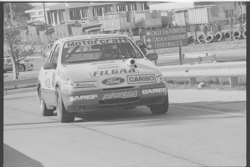 Uno de los coches del TC 2000 rodando en el callejero santafesino.