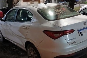 El Fiat Cronos fue detenido en Avenida Santa Fe y Chubut por personal de Infantería.
