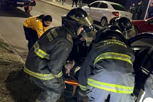 Luego de ser rescatados, ambos uniformados fueron trasladados al hospital José María Cullen.