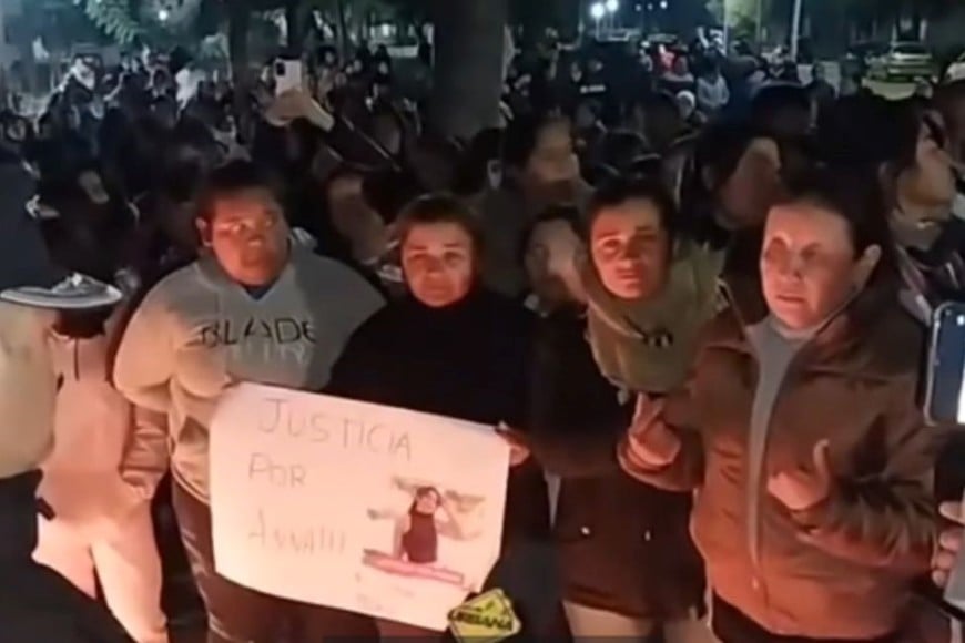 Marcha en reclamo de justicia por el femicidio de Analía Ovando. Nadie entiende por qué el femicida seguía en libertad, a pesar de tener una orden de detención vigente.