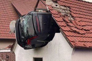 El conductor de un auto estrelló su auto este sábado contra un granero