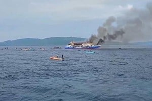 El incendio del KM Barcelona dejó muertos, heridos y decenas de evacuados en Indonesia.