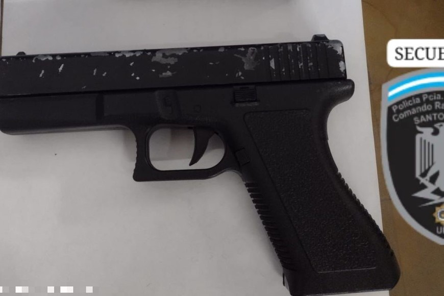Una de las armas secuestradas es una réplica de pistola calibre 9 mm.
