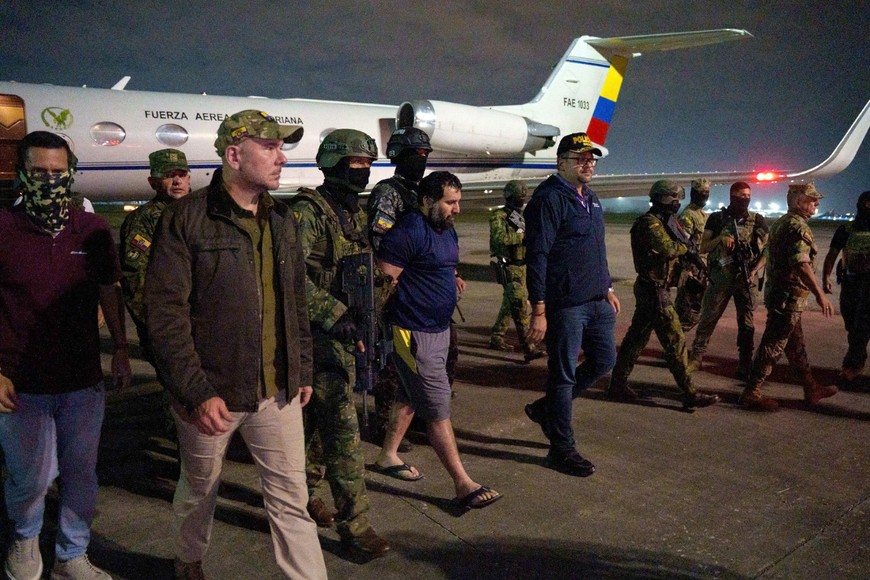 (250720) -- QUITO, 20 julio, 2025 (Xinhua) -- Imagen de archivo del 25 de junio de 2025 de Adolfo Macías (4-i-frente), alias "Fito", durante su traslado bajo resguardo militar al Centro de Rehabilitación Social La Roca, en Guayaquil, Ecuador. Las autoridades ecuatorianas extraditaron el domingo a Estados Unidos a Adolfo Macías Villamar, alias "Fito", considerado uno de los mayores narcotraficantes de Ecuador y líder de la banda criminal "Los Choneros", después de que fue recapturado el 25 de junio pasado en una operación militar en la provincia de Manabí. (Xinhua/Str) (ah) (da)