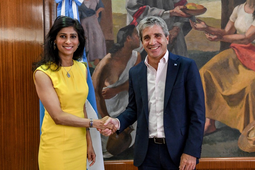 Gita Gopinath, First Deputy Managing Director of International Monetary Fund (IMF), shakes hands with Argentina's Economy Minister Luis Caputo in this handout picture, in Buenos Aires, Argentina, February 21, 2024.   Gita Gopinath via X/Handout via REUTERS    THIS IMAGE HAS BEEN SUPPLIED BY A THIRD PARTY NO RESALES. NO ARCHIVES
