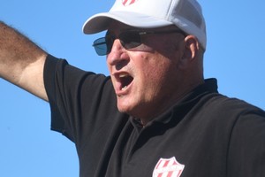 Miguel Restelli, el técnico de Colón de San Justo esperó largamente este momento y sabe que ahora depende de su equipo. El logro del campeonato está cada vez más cerca. Crédito: Luis Cetraro.