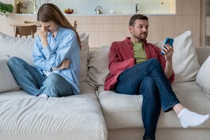 Manipulación emocional en vínculos narcisistas.