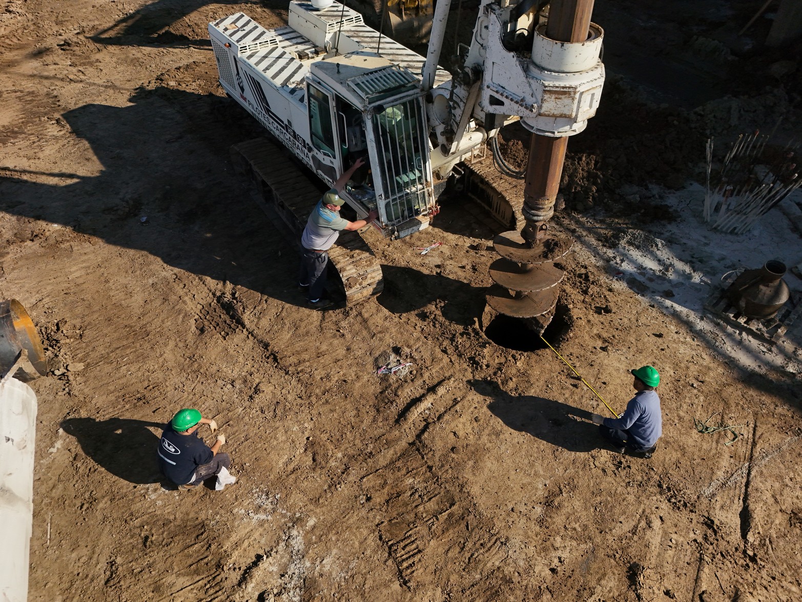 Los primeros pilotes se están colocando desde el vado hacia la ciudad de Santa Fe