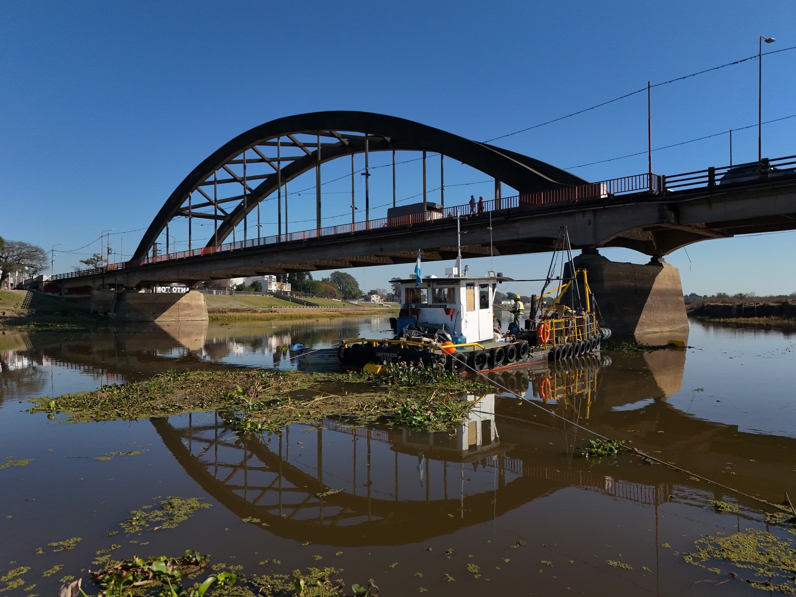 Los primeros pilotes se están colocando desde el vado hacia la ciudad de Santa Fe
