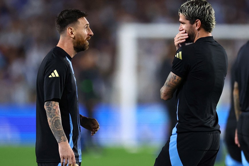 Soccer Football - World Cup - South American Qualifiers - Argentina v Bolivia - Estadio Mas Monumental, Buenos Aires, Argentina - October 15, 2024
Argentina's Lionel Messi and Rodrigo De Paul during the warm up before the match REUTERS/Agustin Marcarian