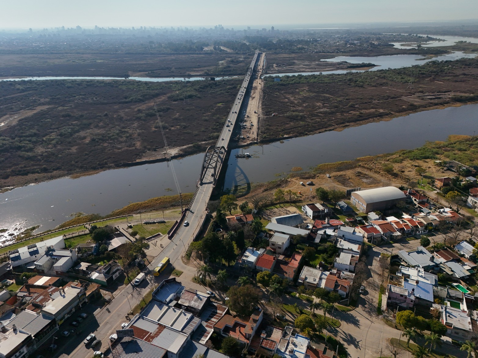 Los primeros pilotes se están colocando desde el vado hacia la ciudad de Santa Fe