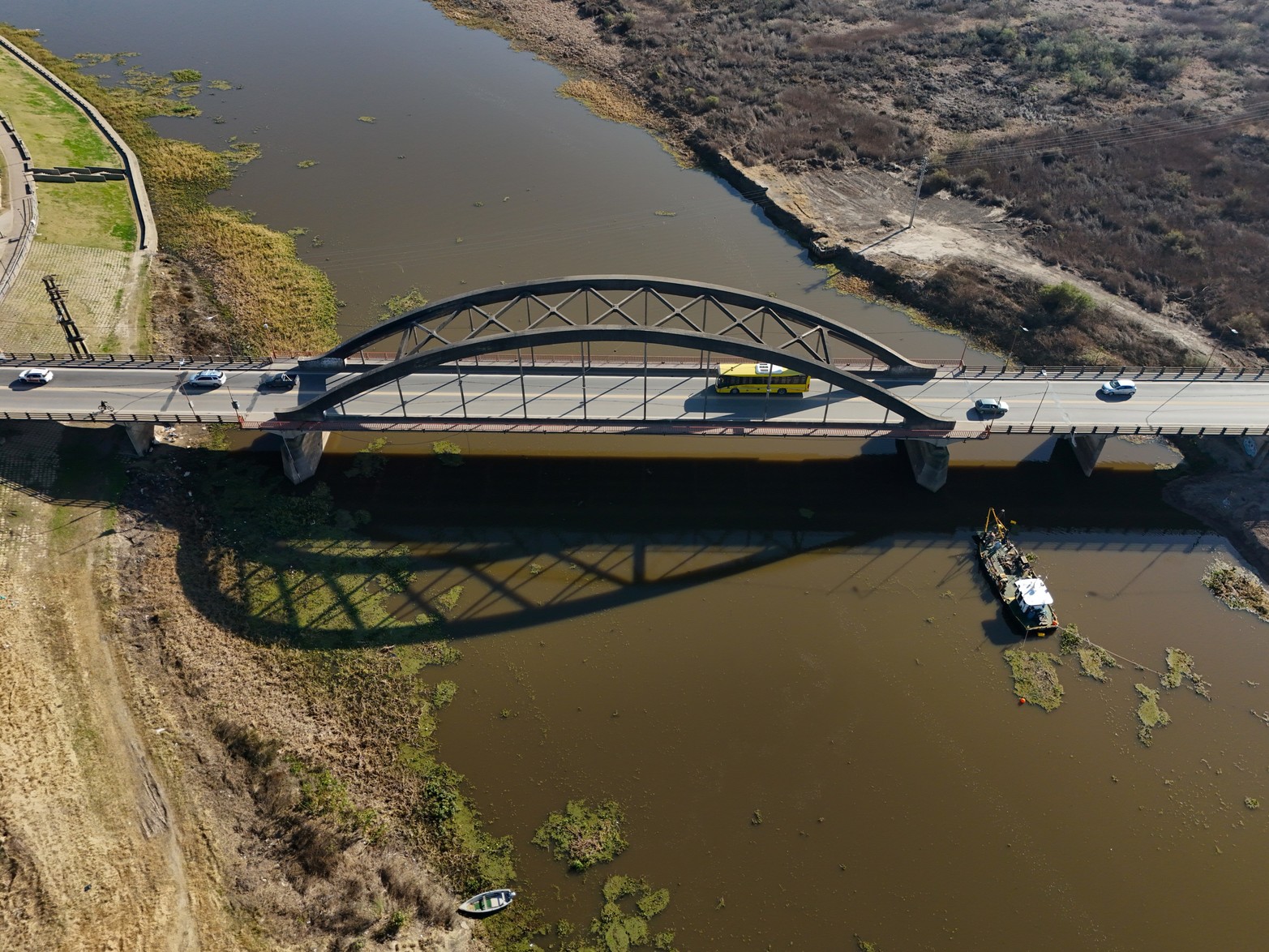 Los primeros pilotes se están colocando desde el vado hacia la ciudad de Santa Fe