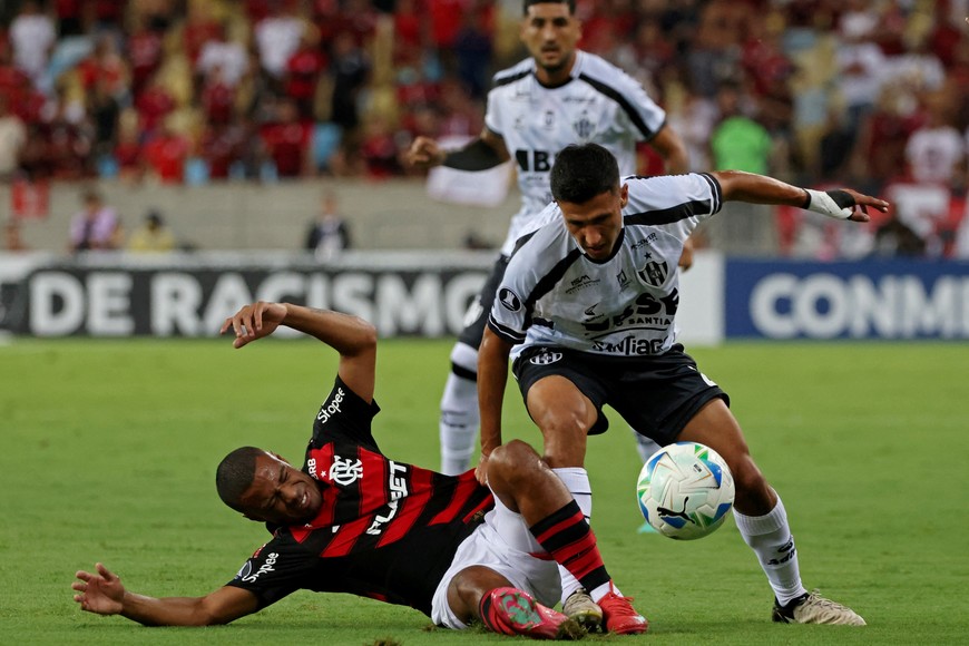 Soccer Football - Copa Libertadores - Group C - Flamengo v Central Cordoba - Estadio Maracana, Rio de Janeiro, Brazil - April 9, 2025
Flamengo's Nicolas de la Cruz in action with Central Cordoba's Ivan Gomez REUTERS/Sergio Moraes