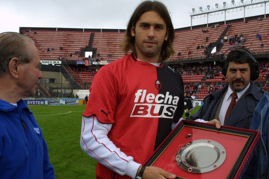 El día de su despedida, cuando fue transferido al Basel de Suiza. A Colón le ingresaron 4 millones de dólares y un dinero que el Basel puso para la construcción del predio. Crédito. Luis Cetraro.