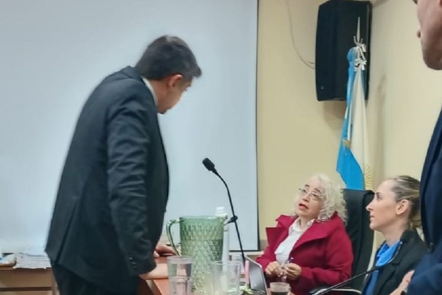 En el centro de la foto y con buzo rojo, Ulises Troncoso, imputado por el femicidio de Noemí Burella. Foto: Gustavo Capeletti