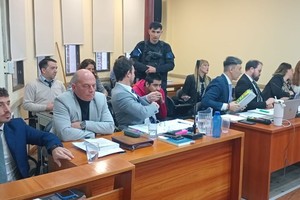 En el centro de la foto y con buzo rojo, Ulises Troncoso, imputado por el femicidio de Noemí Burella. Foto: Gustavo Capeletti