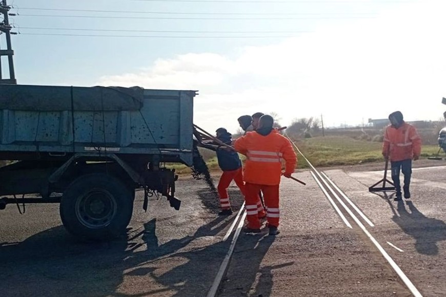 Los obreros de Vialidad Provincial trabajaron para brindar una solución provisoria al sector. Foto: Gentileza.