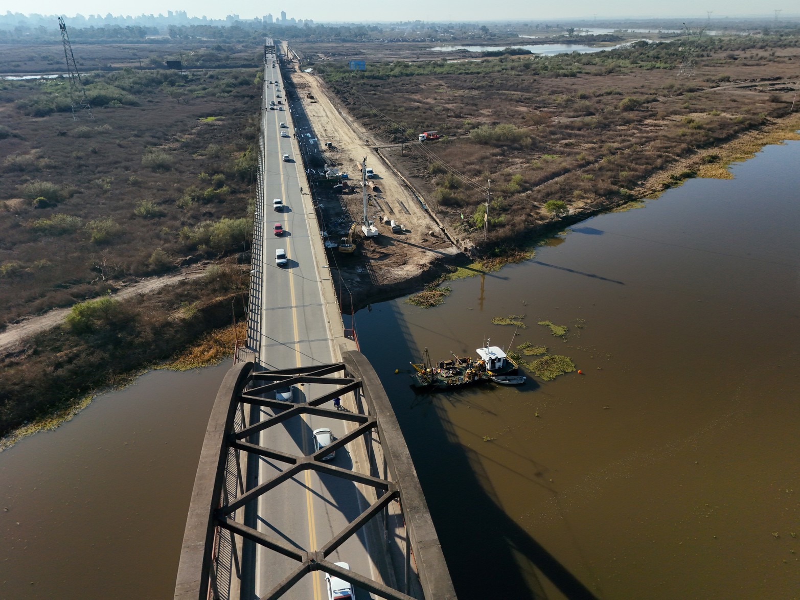 Los primeros pilotes se están colocando desde el vado hacia la ciudad de Santa Fe