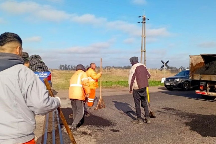 “Si no lo hacíamos con nuestras cuadrillas, quién iba a venir a tapar estos pozos”, interrogó el ministro Enrico. Foto: Gentileza.