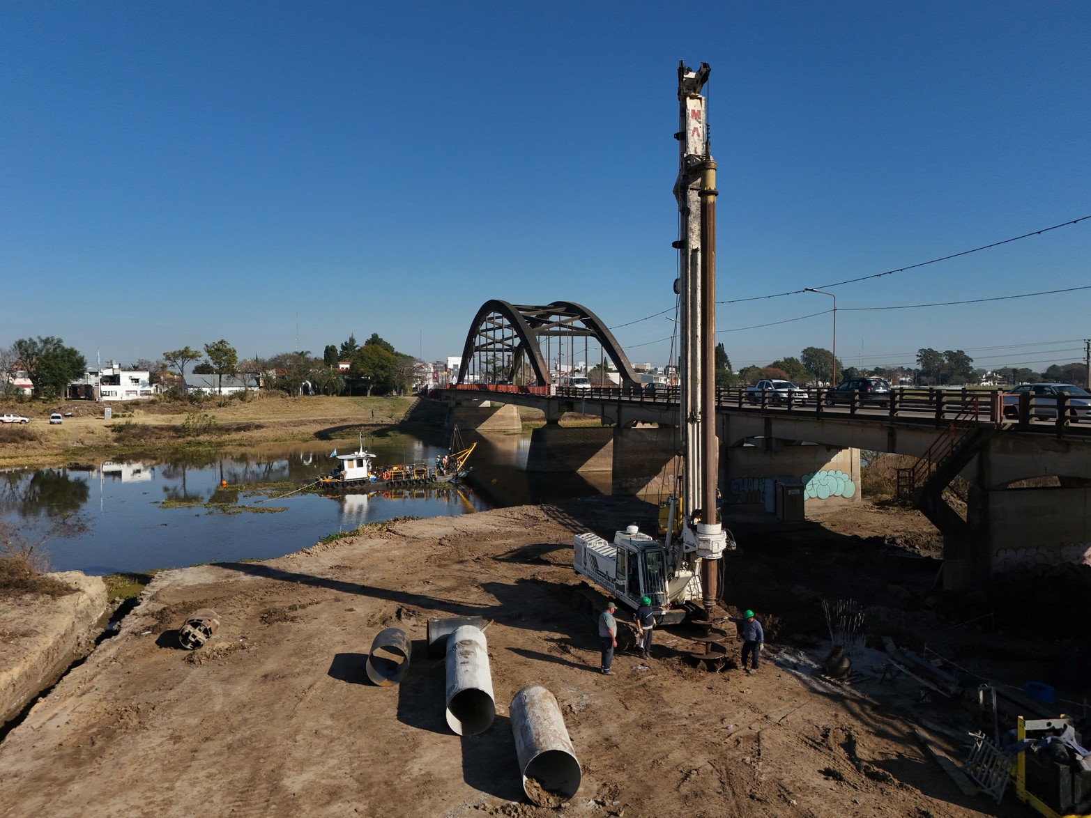 Los primeros pilotes se están colocando desde el vado hacia la ciudad de Santa Fe