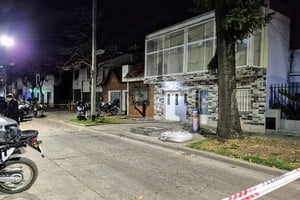 La policía preservó la escena del ataque en Rueda al 1800, barrio Hospitales. Foto: Marcelo Manera.