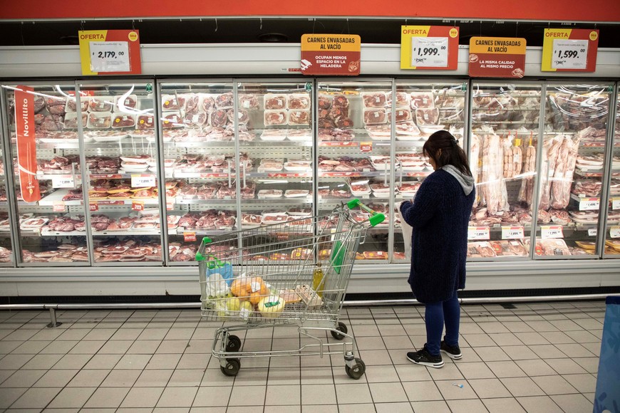(230415) -- BUENOS AIRES, 15 abril, 2023 (Xinhua) -- Imagen del 14 de abril de 2023 de una mujer realizando compras en un supermercado, en la ciudad de Buenos Aires, capital de Argentina. La inflación en Argentina alcanzó un nuevo récord en marzo con un aumento del 7,7% mensual y una variación interanual del 104,3%, obteniendo su peor registro en 30 años, de acuerdo con datos publicados el viernes por el Instituto Nacional de Estadística y Censos. (Xinhua/Martín Zabala) (mz) (oa) (rtg) (ra) (da)