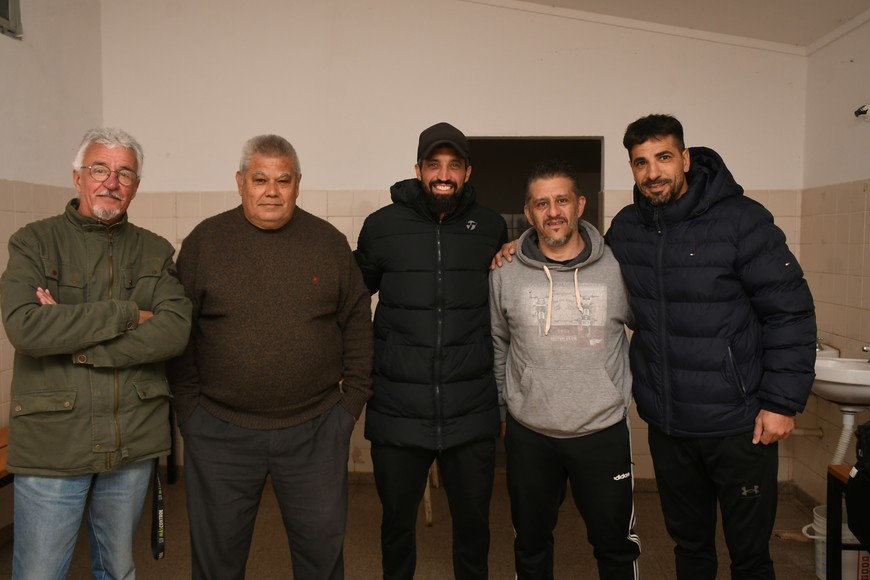 Norberto Olmedo, Miguel Cantero, Claudio Gaitán, Gustavo Harasimuk y Federico García en el momento de la presentación de los nuevos entrenadores. Crédito: Manuel Fabatía.