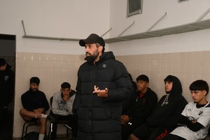 Claudio Gaitán en su primera charla con el plantel de Newell's antes del trabajo de los martes en la cancha principal. Crédito: Manuel Fabatía.