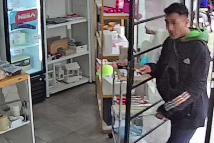 El delincuente amenazó con apuñalar a la comerciante. Foto: Gentileza