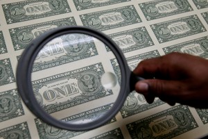 FILE PHOTO: United States one dollar bills are inspected under a magnifying glass during production at the Bureau of Engraving and Printing in Washington November 14, 2014.   REUTERS/Gary Cameron/File Photo eeuu Washington  impresion billetes de un dolar