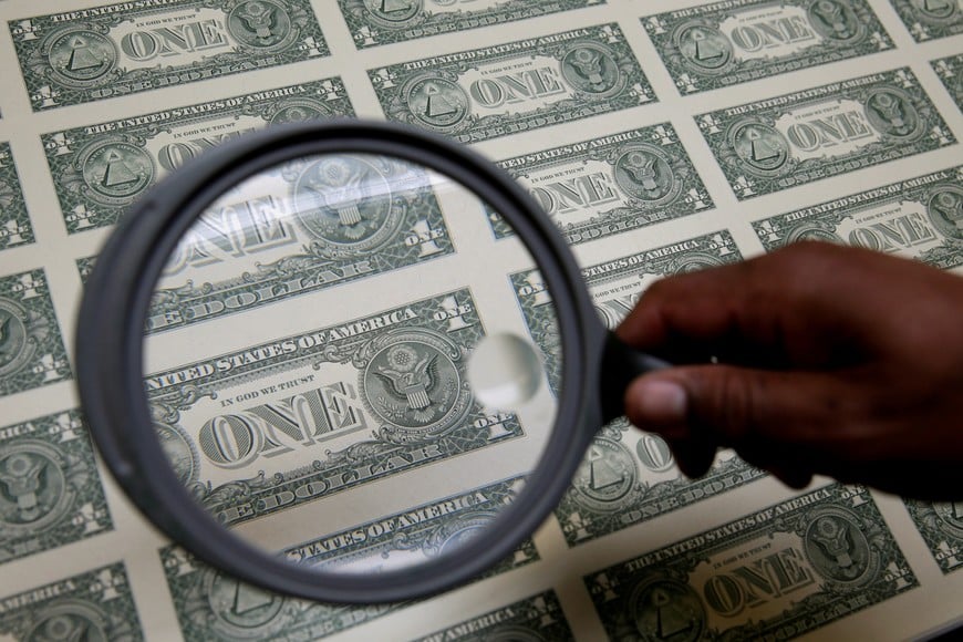 FILE PHOTO: United States one dollar bills are inspected under a magnifying glass during production at the Bureau of Engraving and Printing in Washington November 14, 2014.   REUTERS/Gary Cameron/File Photo eeuu Washington  impresion billetes de un dolar