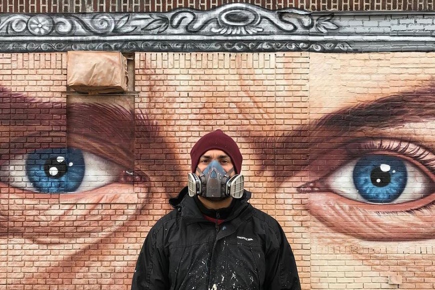 Iglesias, alias "Cobre" o "Niño de Cobre", es un reconocido muralista santafesino.