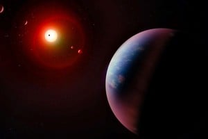 Recibe una cantidad de energía similar a la que recibe la Tierra del Sol