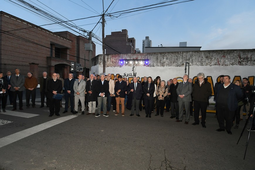 El acto se llevó a cabo por calle Moreno, frente al nuevo edificio. Crédito: Manuel Fabatía