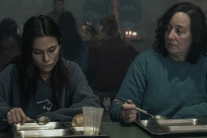 La serie explora la violencia institucional desde una mirada femenina y realista.