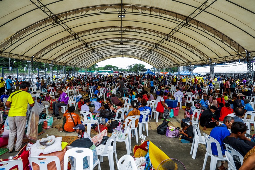 People rest at a shelter, following recent clashes along the disputed border between the two countries, according to authorities people have been killed across three border provinces, in Buriram province, Thailand, July 24, 2025. REUTERS/Prajoub Sukprom