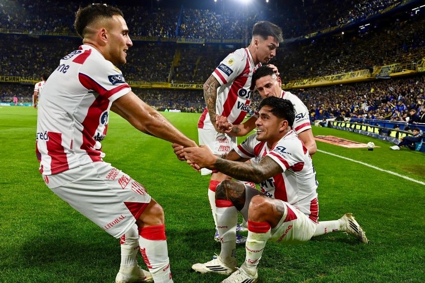 Fragapane ayuda a Tarragona a levantarse, mientras Del Blanco y Mauricio Martínez finalizan el festejo del gol tatengue en la Bombonera. Madelón dijo que iba a "apagar a la Bombonera" y su equipo, en muchos pasajes, lo consiguió. Crédito: Juan Foglia.