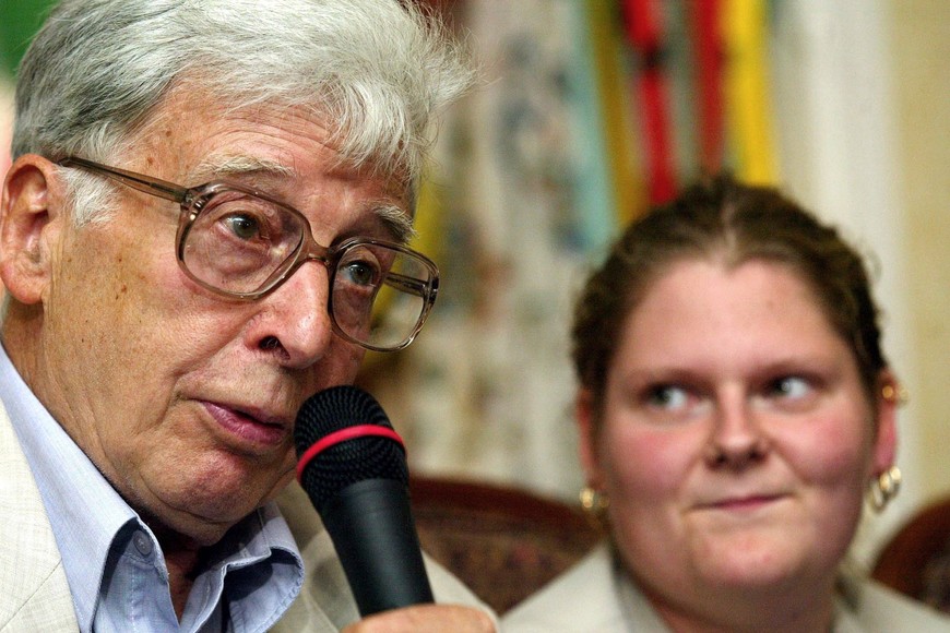Robert Edwards Louise Brown cientifico inventor del tratamiento de fertilizacion in vitro ganador premio nobel de medicina


The world's first "test tube baby" Britain's Louise Brown (R) listens as Professor Robert Edwards addresses the media during 25th anniversary celebrations of the revolutionary In Vitro Fertilisation (IVF) fertility treatment at Bourne Hall in Cambridgeshire in this July 26, 2003 file photograph. British physiologist Edwards, whose work led to the first "test-tube baby", won the 2010 Nobel Prize for Medicine or Physiology, the prize-awarding institute said on October 4, 2010. Sweden's Karolinska Institute lauded Edwards, 85, for bringing joy to infertile people all over the world. Picture taken July 26, 2003.    REUTERS/Lee Besford/Files   (UNITED KINGDOM - Tags: HEALTH SCI TECH IMAGES OF THE DAY) Cambridgeshire Robert Edwards Louise Brown cientifico inventor del tratamiento de fertilizacion in vitro ganador premio nobel de medicina