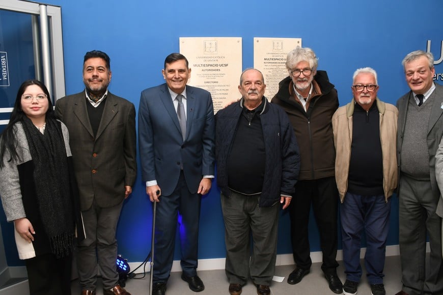 Una de las placas descubiertas agradece a los miembros de la asociación civil Aurora (en la foto) por la donación del edificio. Crédito: Manuel Fabatía