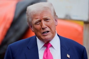 U.S. President Donald Trump speaks to the media during a tour of the Federal Reserve Board building, which is currently undergoing renovations, in Washington, D.C., U.S., July 24, 2025. REUTERS/Kent Nishimura